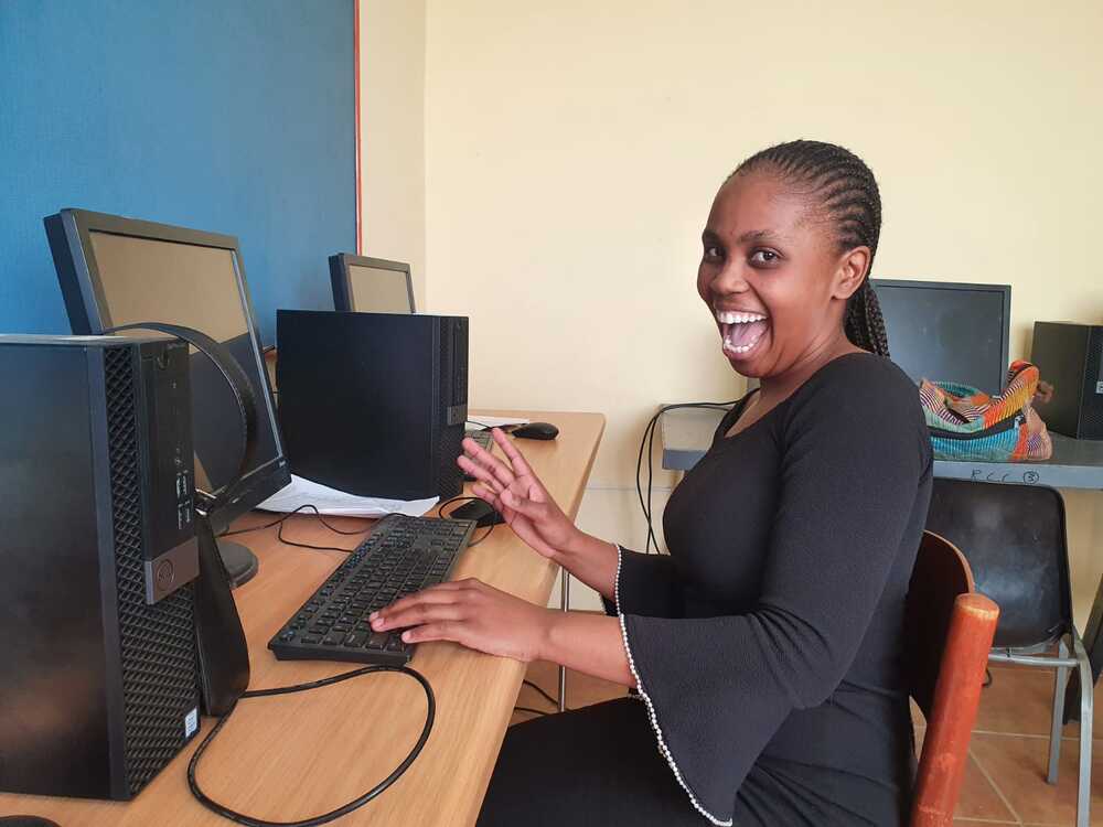 Lindiwe studeert af aan de computerschool